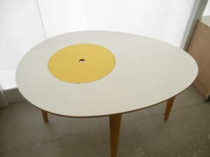 タマゴテーブルミ入荷！家具の買取・販売ならハウマッチライフへ！